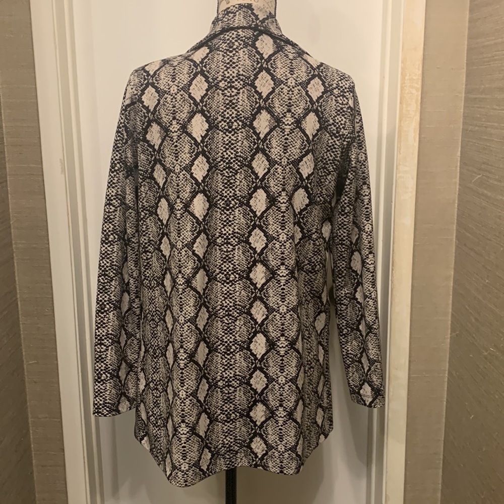 🐍 Get Sssstylish with the Veronica M Snakeskin Print Blazer in Size Small! 🐍 - Picture 6 of 16